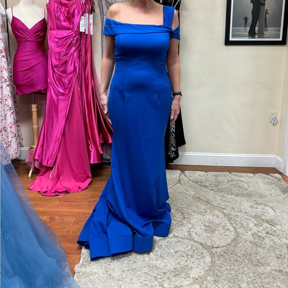 Brand new, never worn, MOG gown. Off the shoulder, one shoulder strap. - Picture 4 of 4